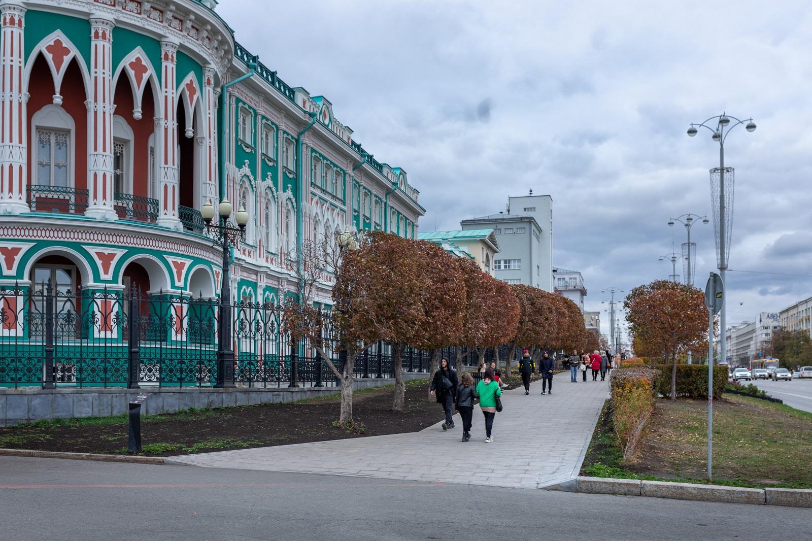 Гранитный тротуар у Дома Севастьянова